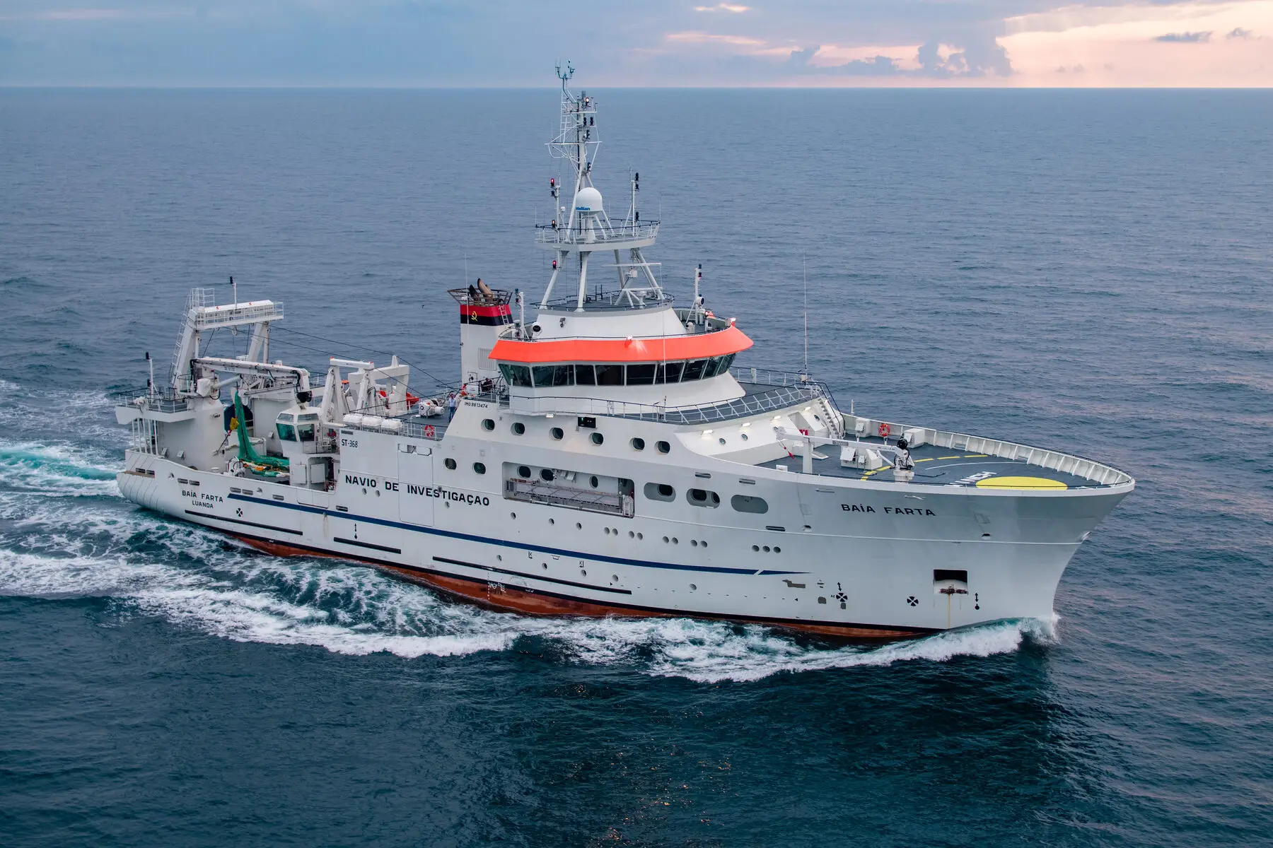 El buque de investigación BAIA FARTA navegando