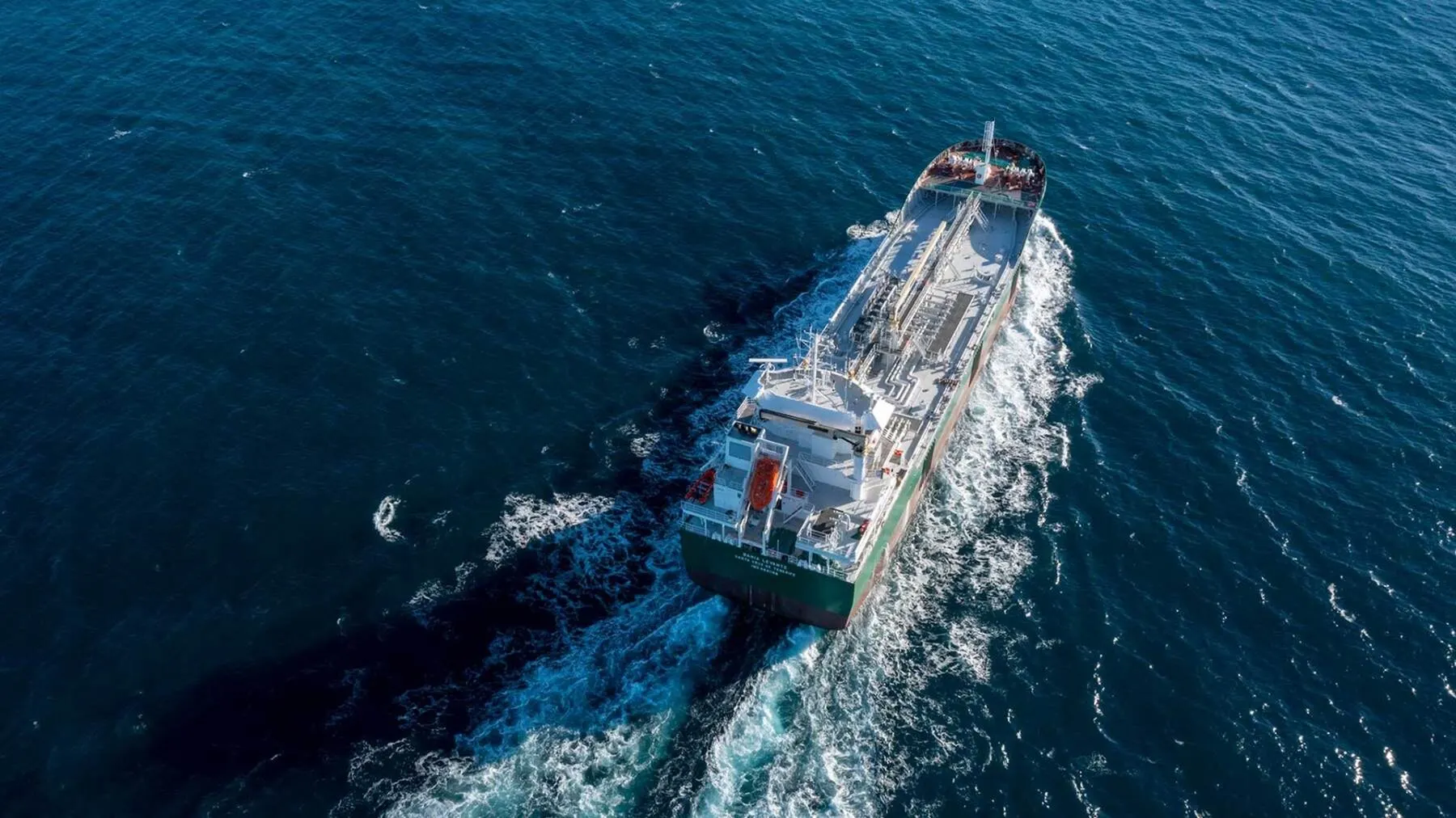 El buque tanque BAHIA LEVANTE navegando, visto desde el aire